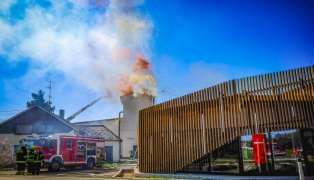 Silobrand: F�nf Feuerwehren bei Brand bei einer Tischlerei in Neukirchen an der Enknach im Einsatz