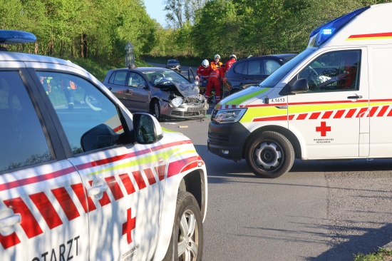 Drei teils Schwerverletzte bei schwerem Kreuzungscrash zwischen zwei Autos in Wels-Schafwiesen