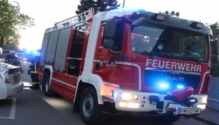 Brand einer Gro�raumm�lltonne bei einer M�llsammelstelle eines Wohnhauses in Wels-Vogelweide