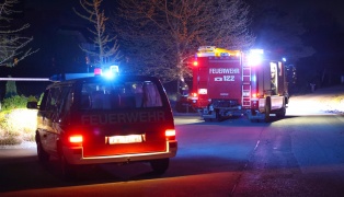 Feuerwehr bei Kontrolle nach Brand bei einem Wohngeb�ude in Krenglbach im Einsatz