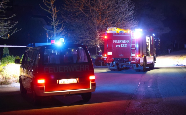 Feuerwehr bei Kontrolle nach Brand bei einem Wohngeb�ude in Krenglbach im Einsatz