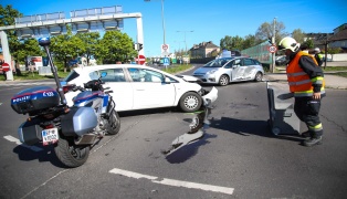 Kreuzungscrash zwischen zwei PKW in Wels-Pernau endet mit zwei Verletzten