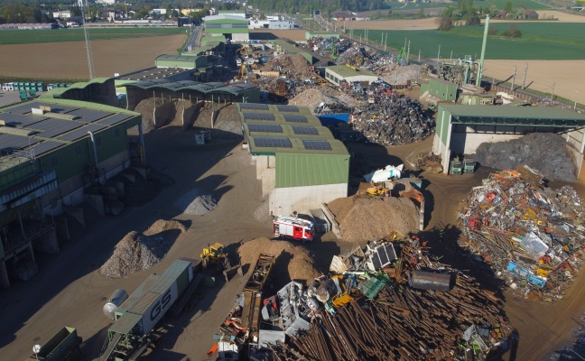 Drei Verletzte bei Brand auf einem Schrottplatz in Edt bei Lambach