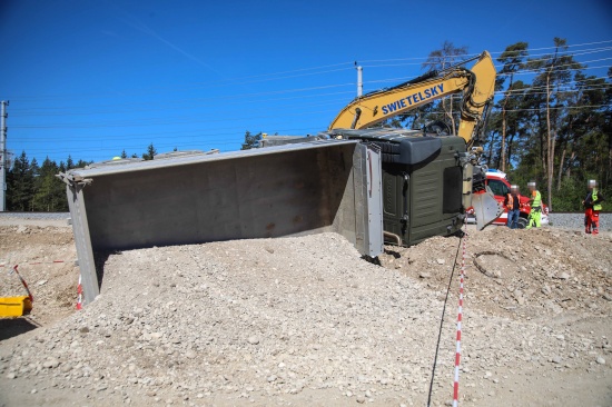 LKW auf Baustelle eines �berwerfungsbauwerks an der Westbahnstrecke bei Marchtrenk umgest�rzt