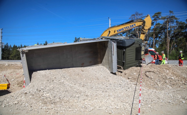 LKW auf Baustelle eines �berwerfungsbauwerks an der Westbahnstrecke bei Marchtrenk umgest�rzt