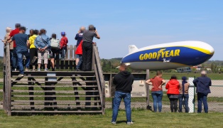 Nach Flugabbruch: Zeppelin legte bei �berf�hrungsflug wieder Pause am Flugplatz in Wels-Neustadt ein