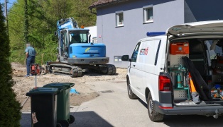 Gasaustritt: Gasleitung in Lambach bei Grabungsarbeiten mit Bagger besch�digt