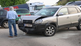 Einsatzkr�fte nach Auffahrunfall auf Pyhrnpass Stra�e bei Sattledt im Einsatz