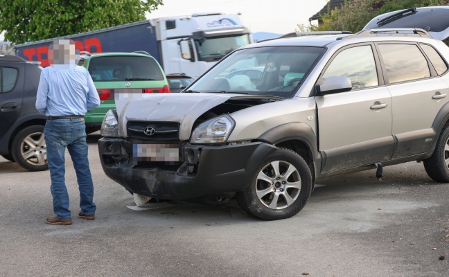 Einsatzkr�fte nach Auffahrunfall auf Pyhrnpass Stra�e bei Sattledt im Einsatz