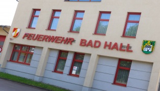 Einsatzkr�fte der Feuerwehr zu Brand in einem Geb�ude in Bad Hall alarmiert