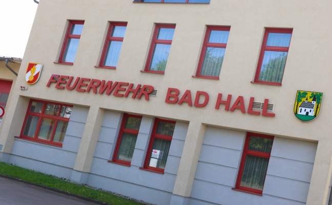 Einsatzkr�fte der Feuerwehr zu Brand in einem Geb�ude in Bad Hall alarmiert
