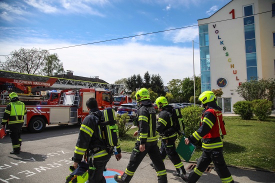 Zwei Feuerwehren bei Brandverdacht in einer Volksschule in Marchtrenk im Einsatz