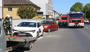 Auto nach Verkehrsunfall auf Wiener Stra�e in Wels-Lichtenegg in Seitenlage