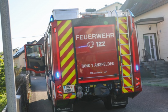 Einsatzkr�fte zweier Feuerwehren bei Gasaustritt in Ansfelden im Einsatz