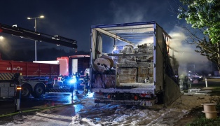 Gr��erer L�scheinsatz: LKW auf Rastplatz entlang der Westautobahn bei Enns in Vollbrand