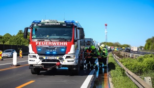 Einsatz zweier Feuerwehren bei Mittelstreifen-Brand auf Welser Autobahn in Wei�kirchen an der Traun