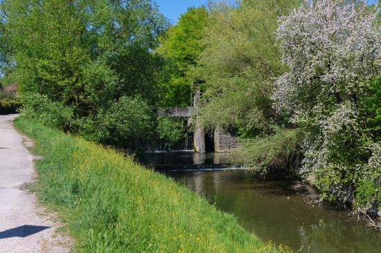 Schwer verletzt: Fischer in Grieskirchen im Bereich einer Wehranlage in die Trattnach gest�rzt