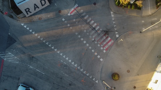 T�dlicher Verkehrsunfall: Pensionist (79) in Attnang-Puchheim von LKW und PKW �berrollt