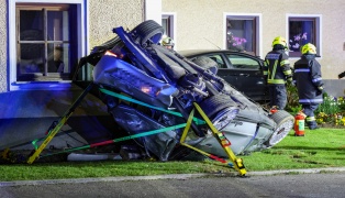 Auto bei schwerem Verkehrsunfall in Heiligenberg gegen abgestellten PKW und Geb�ude �berschlagen