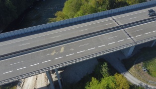Explosionsgefahr: Sperre der Westautobahn bei Laakirchen nach Auffahrunfall mit gasbetriebenem Auto