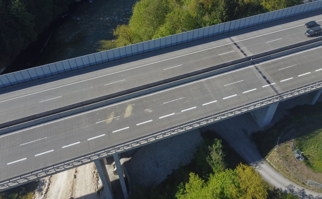 Explosionsgefahr: Sperre der Westautobahn bei Laakirchen nach Auffahrunfall mit gasbetriebenem Auto