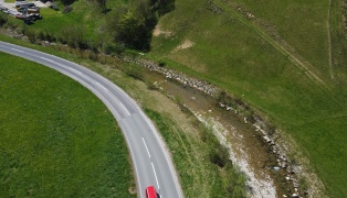 Personenrettung: Motorradlenker bei Verkehrsunfall in Altm�nster in Bachbett der Aurach geschleudert
