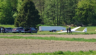 Flugzeugabsturz: Absturz eines Segelflugzeuges auf Flugplatz in Pupping fordert zwei Verletzte