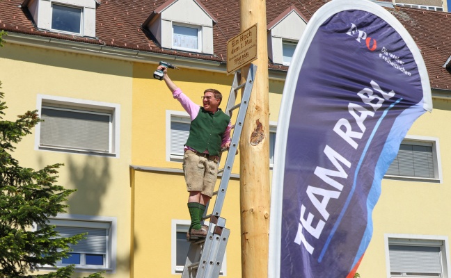 Maibaumfest in Wels-Vogelweide: B�rgermeister Rabl (FP�) mit Zukunftsversprechen vor gro�em Publikum