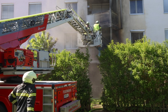 Brand einer Terrasse: Feuer in einer Wohnanlage in Enns sorgte f�r gr��eren Einsatz