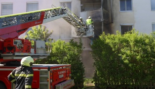 Brand einer Terrasse: Feuer in einer Wohnanlage in Enns sorgte f�r gr��eren Einsatz