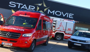 Kino evakuiert: Drei Feuerwehren, Rettung und Polizei bei Brand in Regau im Einsatz