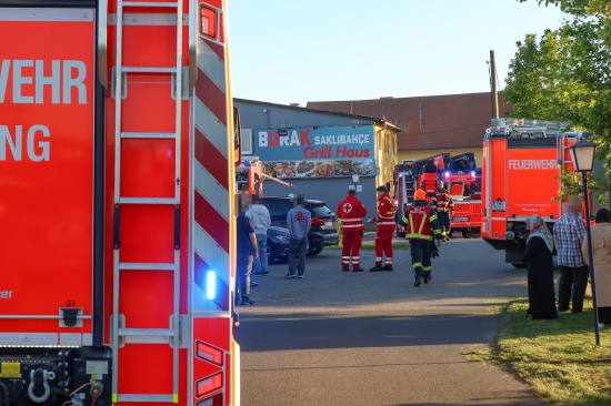 Brand im Grillrestaurant: Drei Feuerwehren l�schten Feuer in einer Gastrok�che in Leonding