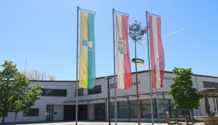 Steinerkirchen an der Traun bekam in einer Nacht-und-Nebelaktion "pr�chtigen Maibaum" geschenkt