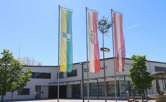Steinerkirchen an der Traun bekam in einer Nacht-und-Nebelaktion "pr�chtigen Maibaum" geschenkt