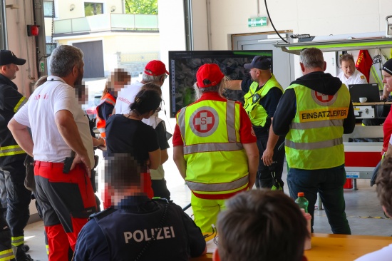 Gro�angelegte Personensuche nach Unfalllenker nach n�chtlichem Verkehrsunfall in Stroheim
