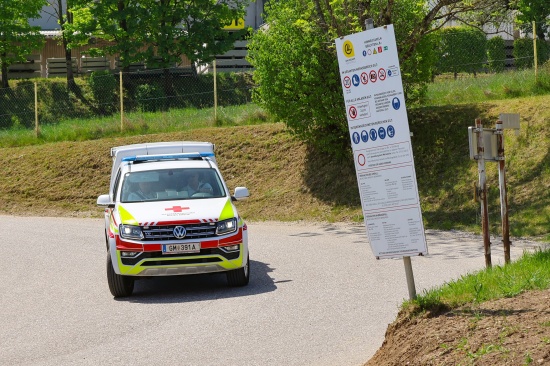 T�dlicher Arbeitsunfall: Person in Betonfertigteilwerk in Ohlsdorf von Betonelement erdr�ckt