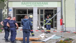 Bankomatsprengung: Bankfiliale in Neustift im M�hlkreis bei Sprengung eines Geldautomaten zerst�rt