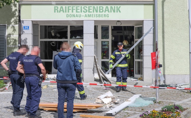 Bankomatsprengung: Bankfiliale in Neustift im M�hlkreis bei Sprengung eines Geldautomaten zerst�rt