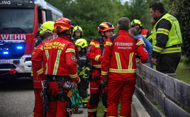 F�nf Feuerwehren, Rettung und Polizei bei Personenrettung aus einem Schacht in Oftering im Einsatz