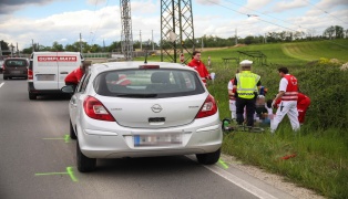 Schwer verletzt: Person beim Queren einer Stra�e in Marchtrenk von Fahrzeug erfasst
