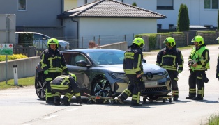 Kreuzungscrash zwischen zwei PKW in Steinerkirchen an der Traun endet glimpflich