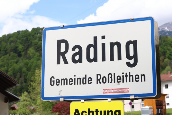 Auto streifte Carport: Einsatzkr�fte befreiten Unfalllenker in Ro�leithen aus PKW