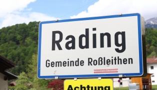 Auto streifte Carport: Einsatzkr�fte befreiten Unfalllenker in Ro�leithen aus PKW