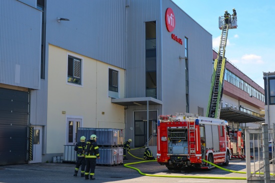 Einsatzkr�fte zweier Feuerwehren bei Brand bei einem Unternehmen in Wels-Vogelweide im Einsatz