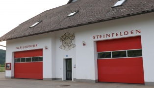 Person in misslicher Lage: Einsatzkr�fte der Feuerwehr zu Personenrettung nach Pettenbach alarmiert