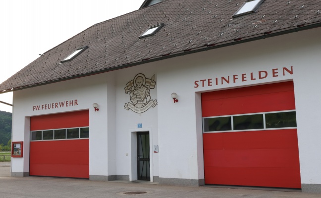 Person in misslicher Lage: Einsatzkr�fte der Feuerwehr zu Personenrettung nach Pettenbach alarmiert