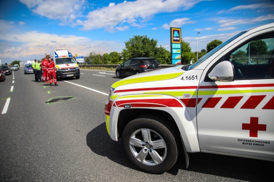 Schwerer Verkehrsunfall zwischen PKW und Motorrad auf Wiener Stra�e in Marchtrenk