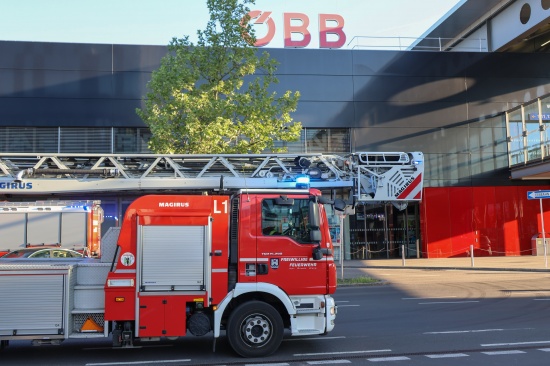 Feuerwehr bei Kleinbrand im Bahnhofsgeb�ude in Wels-Innenstadt im Einsatz