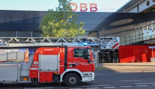 Feuerwehr bei Kleinbrand im Bahnhofsgeb�ude in Wels-Innenstadt im Einsatz