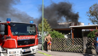 Brand einer Photovoltaikanlage auf einem Carport in Wels-Puchberg
